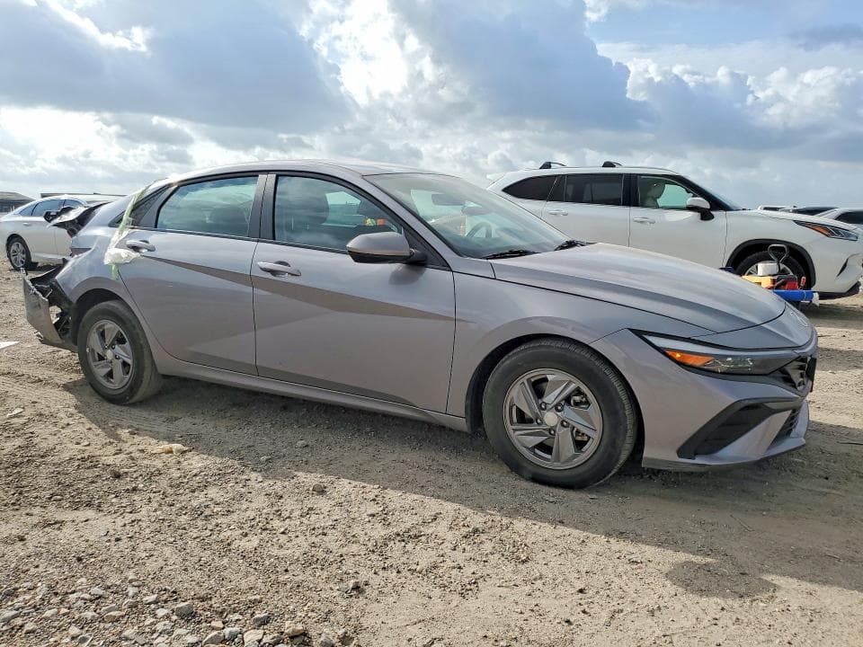 2025 HYUNDAI ELANTRA SE 4