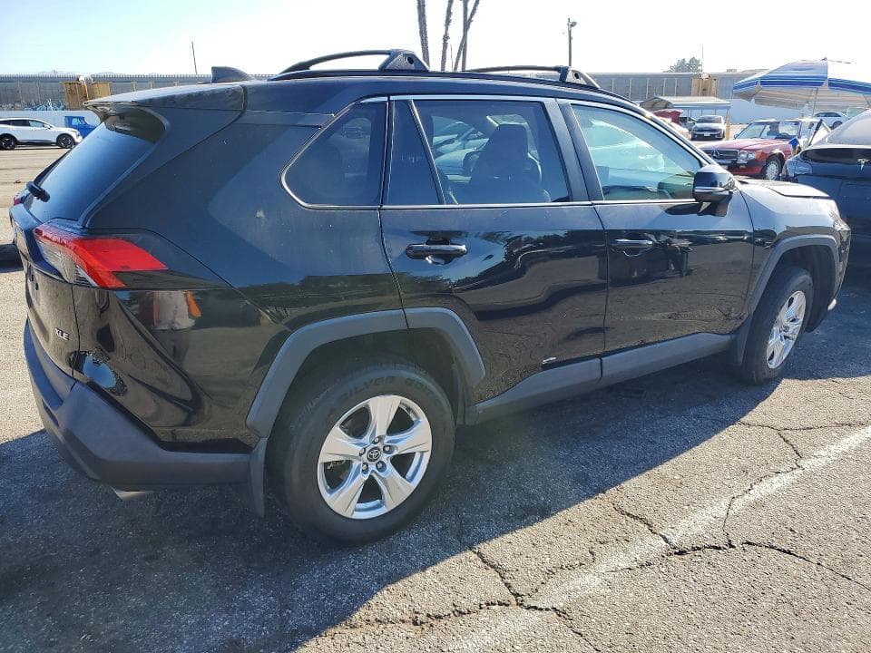 2020 TOYOTA RAV4 XLE 3