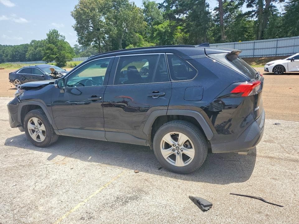 2021 TOYOTA RAV4 XLE 2