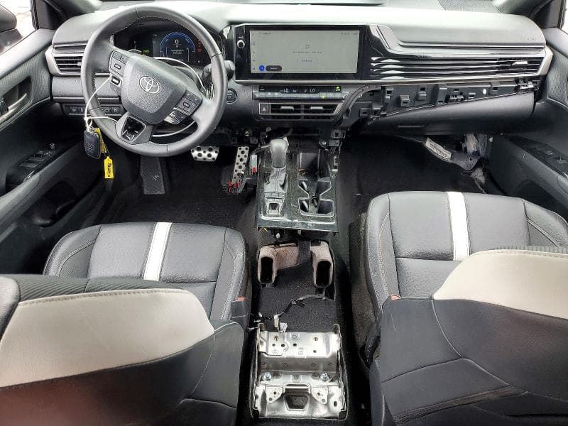 2025 TOYOTA CAMRY SE 8