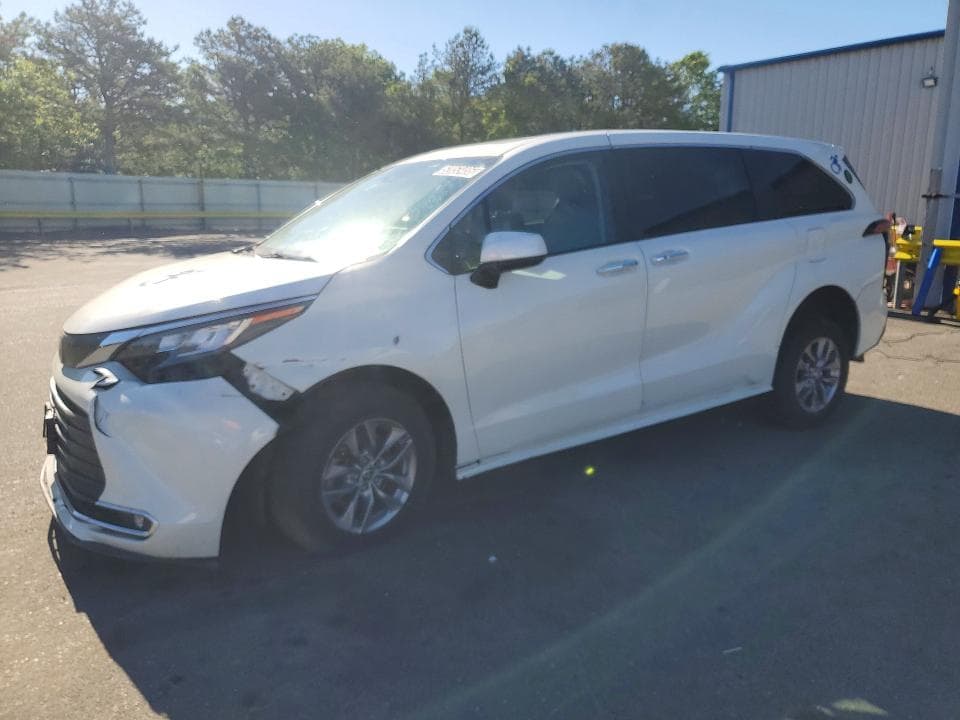 2021 TOYOTA SIENNA XLE - 1
