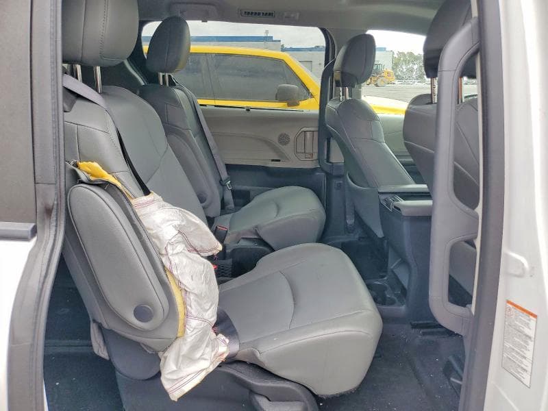 2023 TOYOTA SIENNA XLE 11