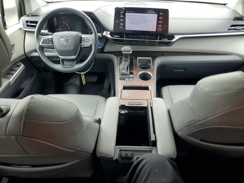 2023 TOYOTA SIENNA XLE 8