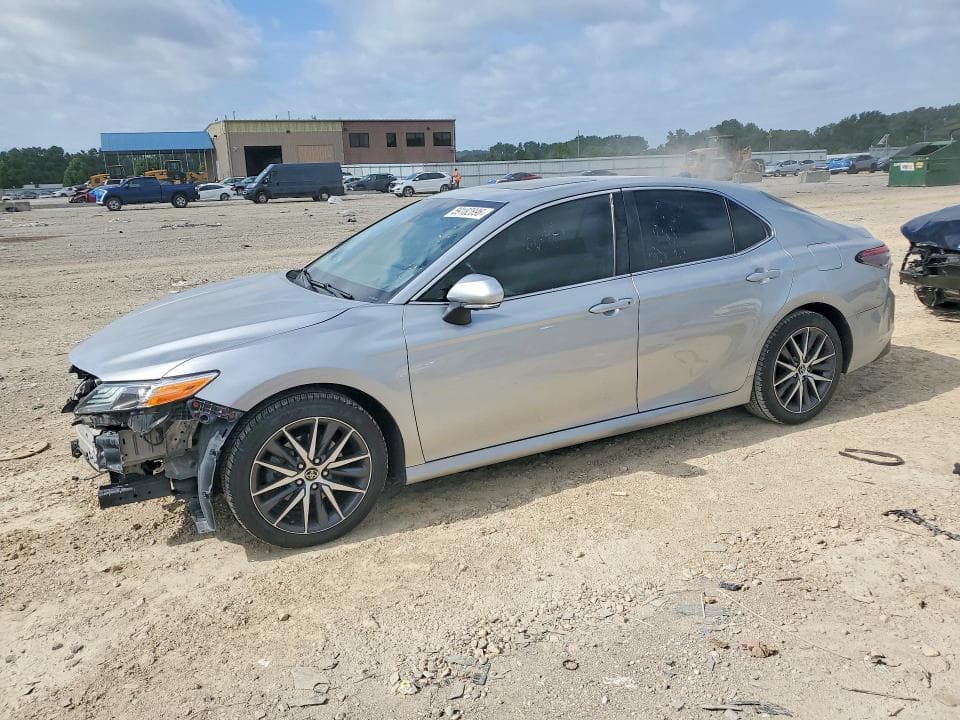 2022 TOYOTA CAMRY XLE - 1