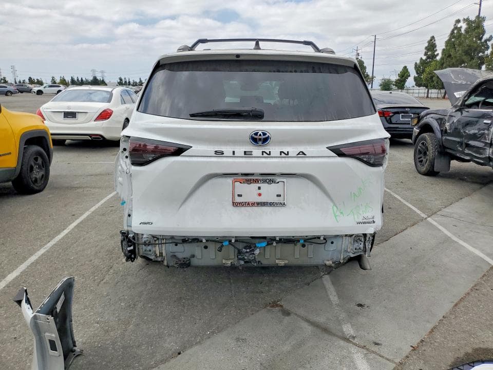 2023 TOYOTA SIENNA XLE 6