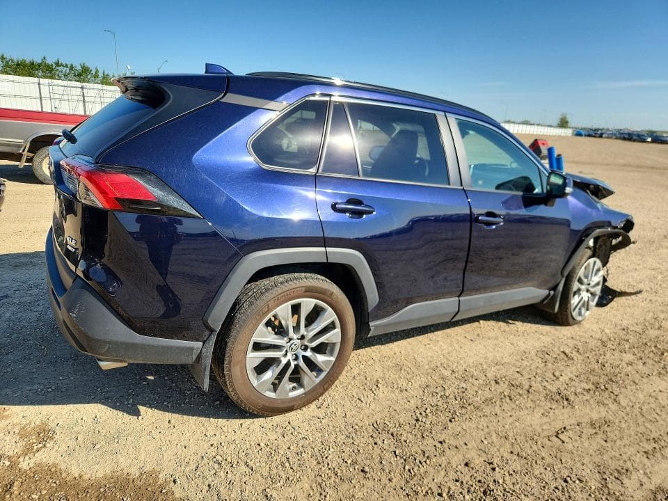 2023 TOYOTA RAV4 XLE 3