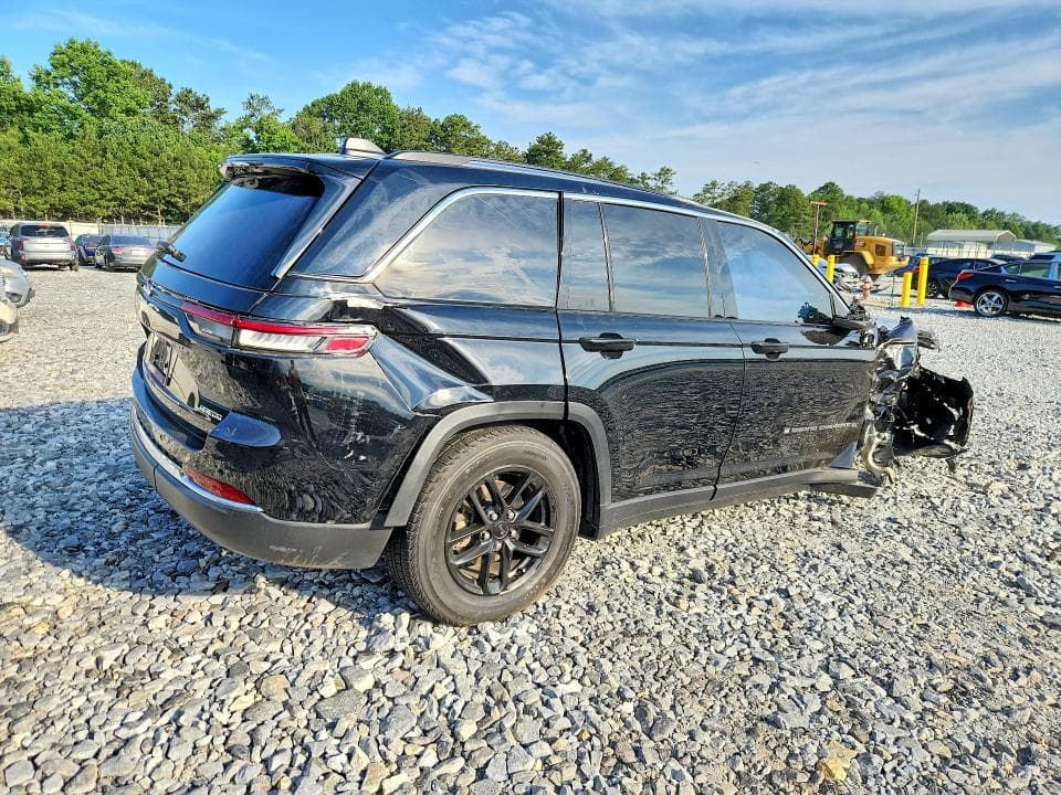 2023 JEEP GRAND CHEROKEE LAREDO 3