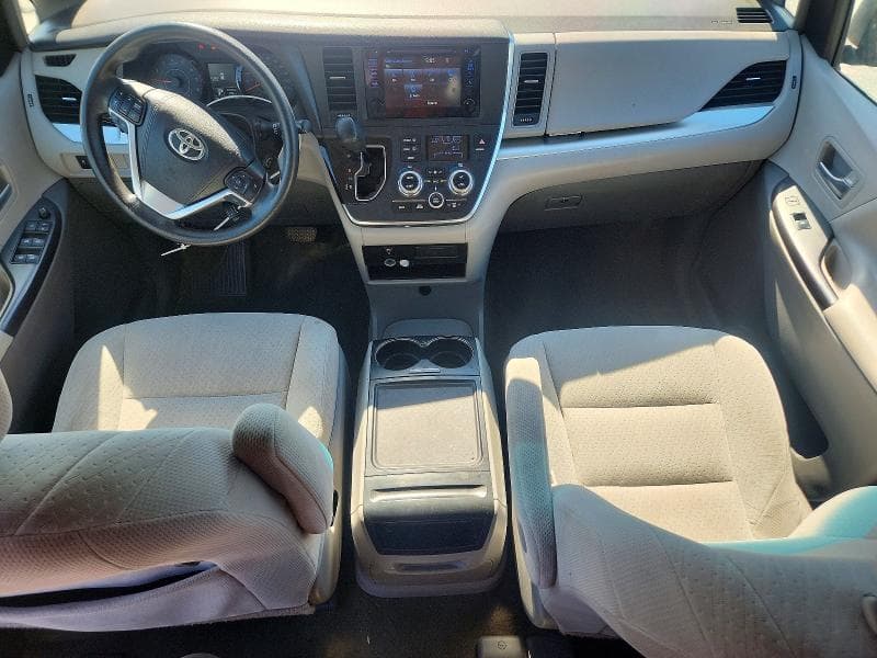 2017 TOYOTA SIENNA LE 8