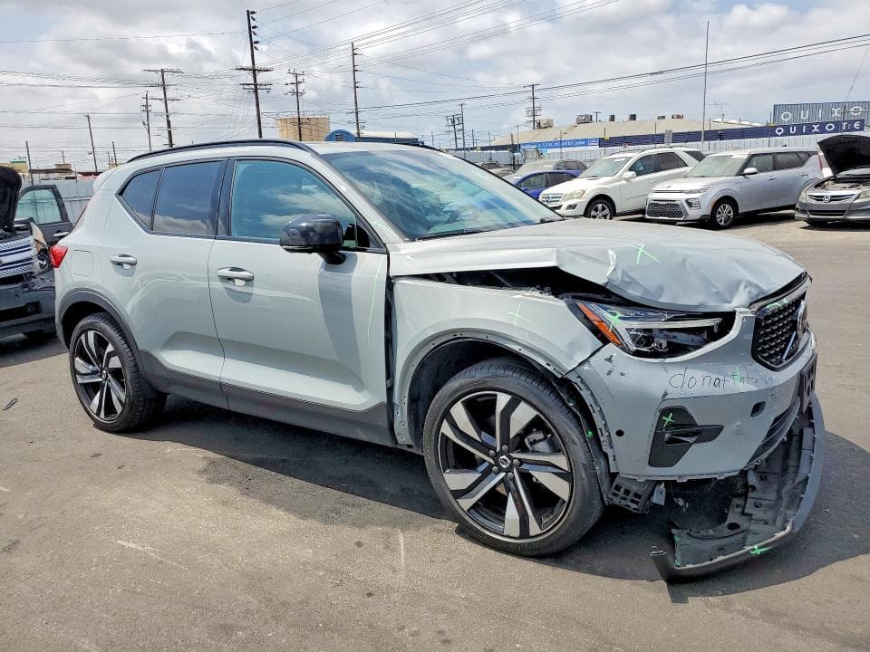 2024 VOLVO XC40 PLUS 4