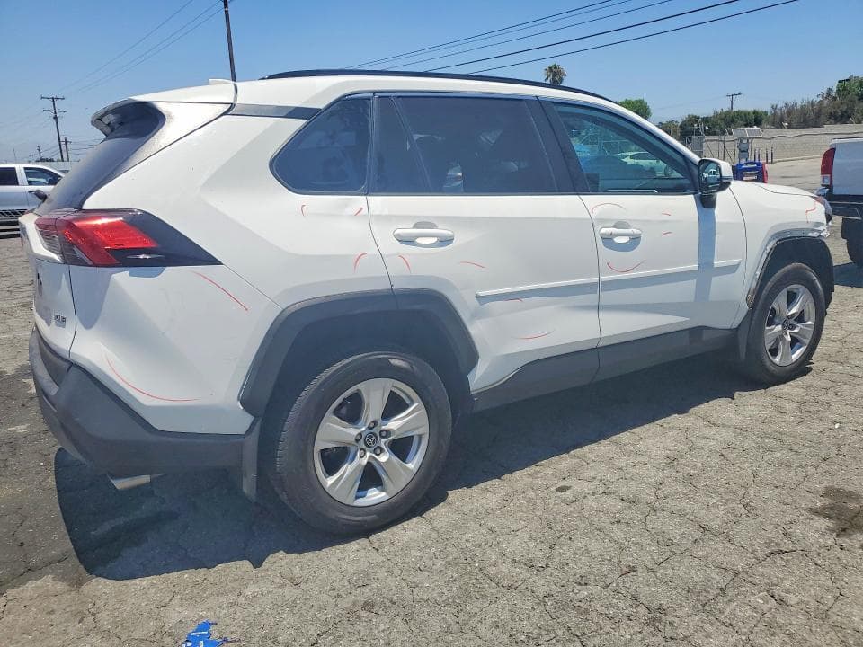 2021 TOYOTA RAV4 XLE 3