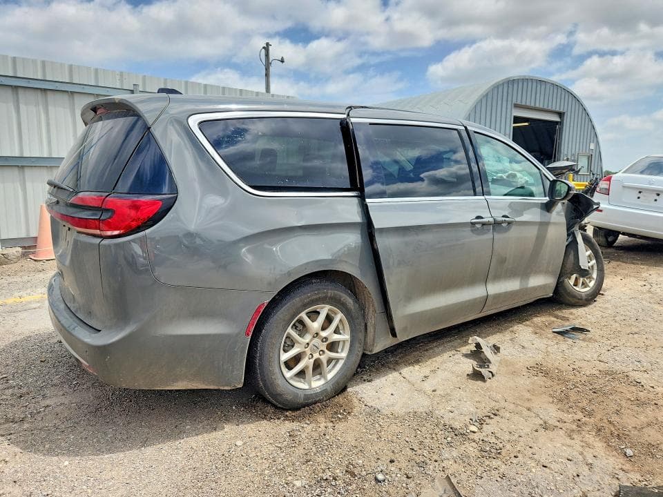 2023 CHRYSLER PACIFICA TOURING L 3