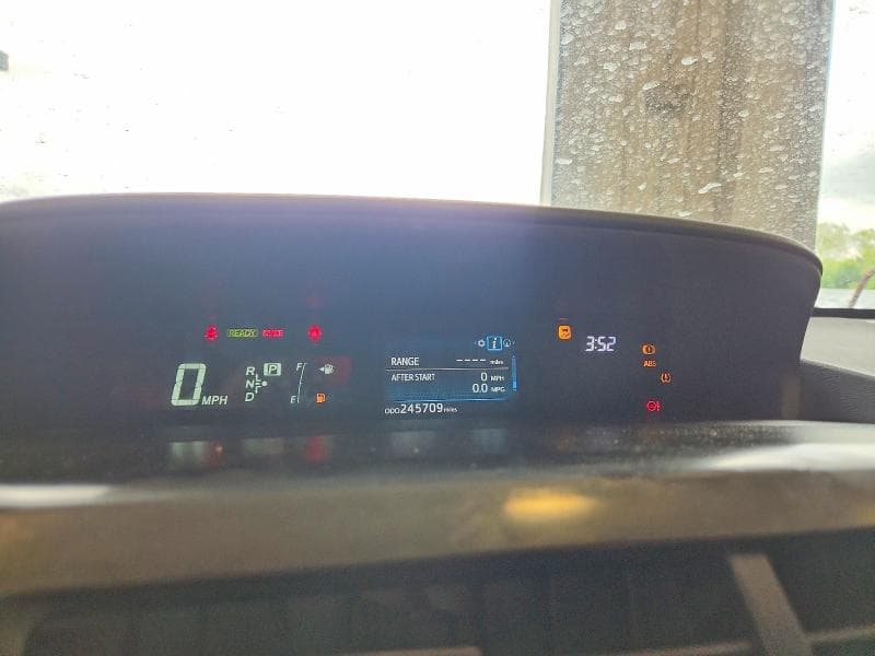 2017 TOYOTA PRIUS V THREE 9