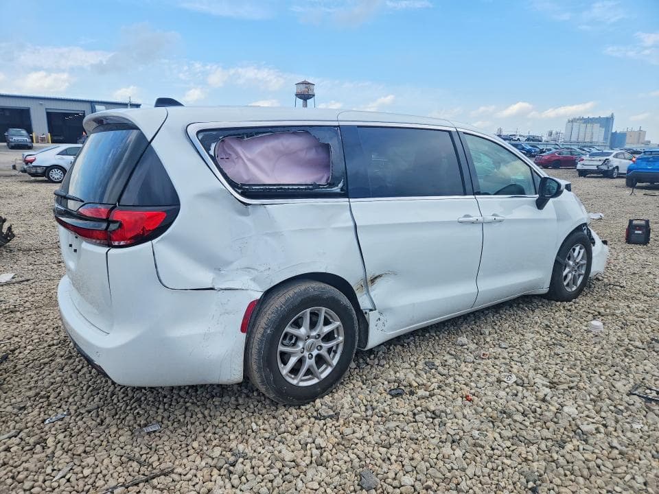 2023 CHRYSLER PACIFICA TOURING L 3