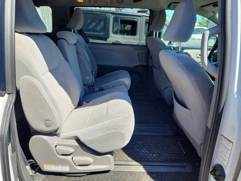 2018 TOYOTA SIENNA LE 11