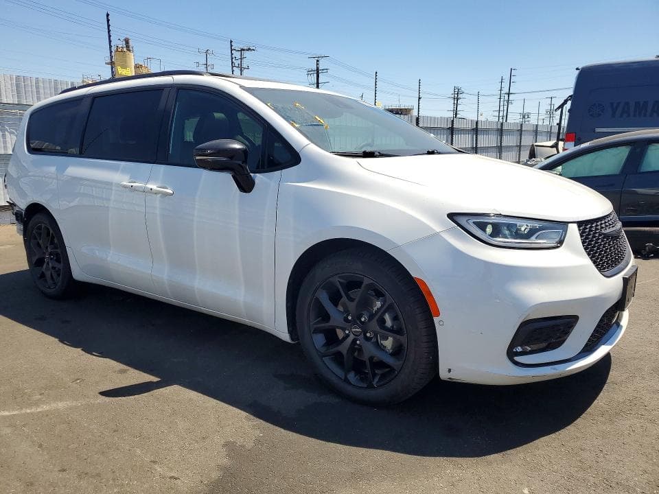 2023 CHRYSLER PACIFICA LIMITED 4