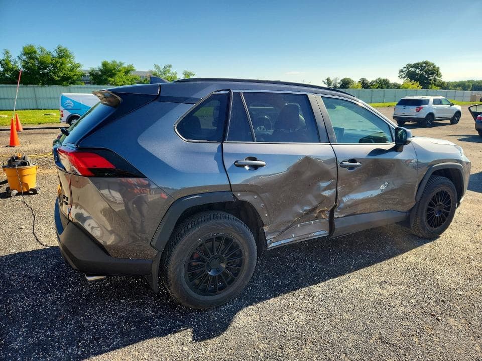 2020 TOYOTA RAV4 XLE 3