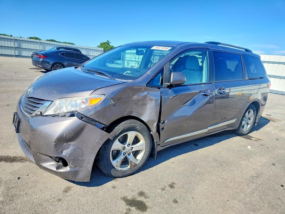 2017 TOYOTA SIENNA LE - 1