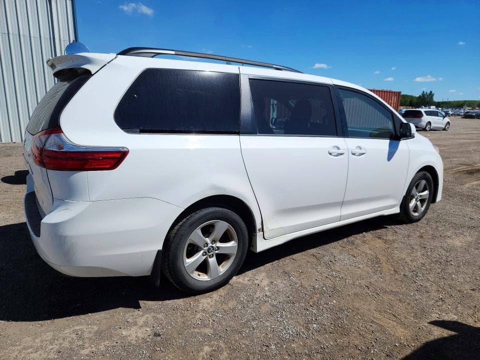 2018 TOYOTA SIENNA LE 3