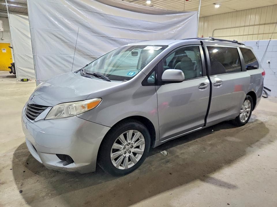 2011 TOYOTA SIENNA LE