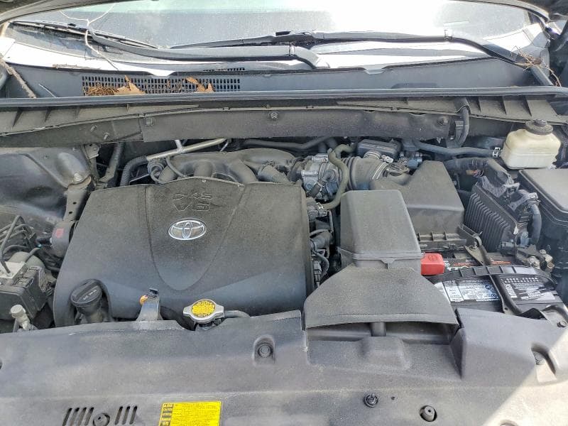 2017 TOYOTA HIGHLANDER SE 12