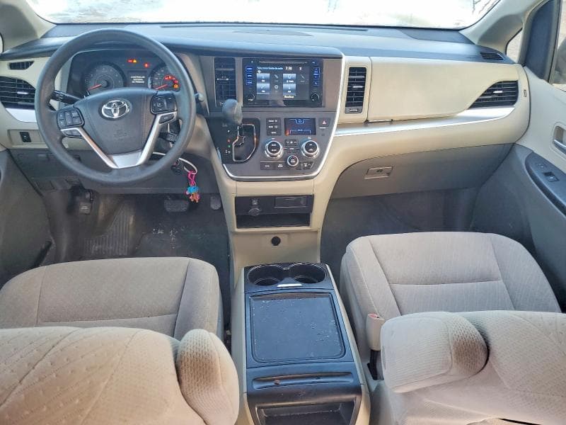 2017 TOYOTA SIENNA LE 8