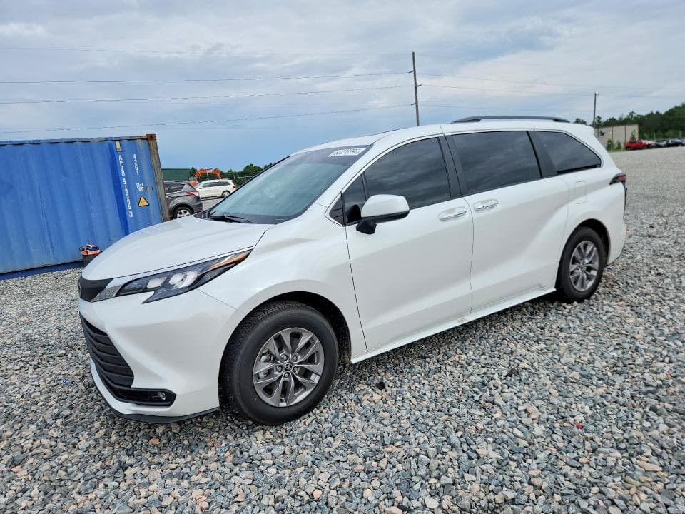 2026 TOYOTA SIENNA XLE 8-PASSENGER