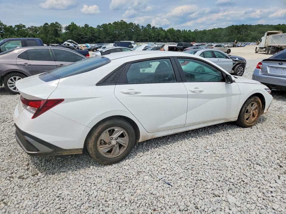 2025 HYUNDAI ELANTRA SE 3