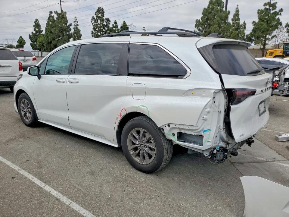2023 TOYOTA SIENNA XLE 2