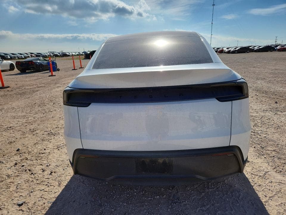 2026 TESLA MODEL Y 6