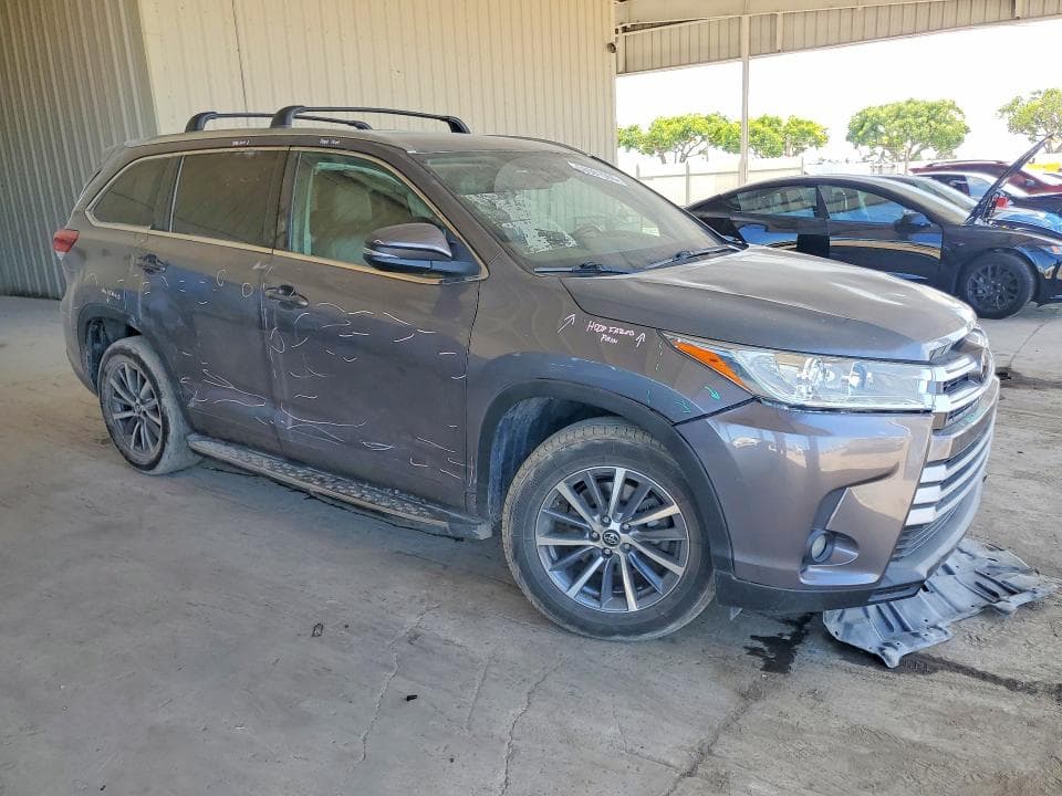 2017 TOYOTA HIGHLANDER XLE 4
