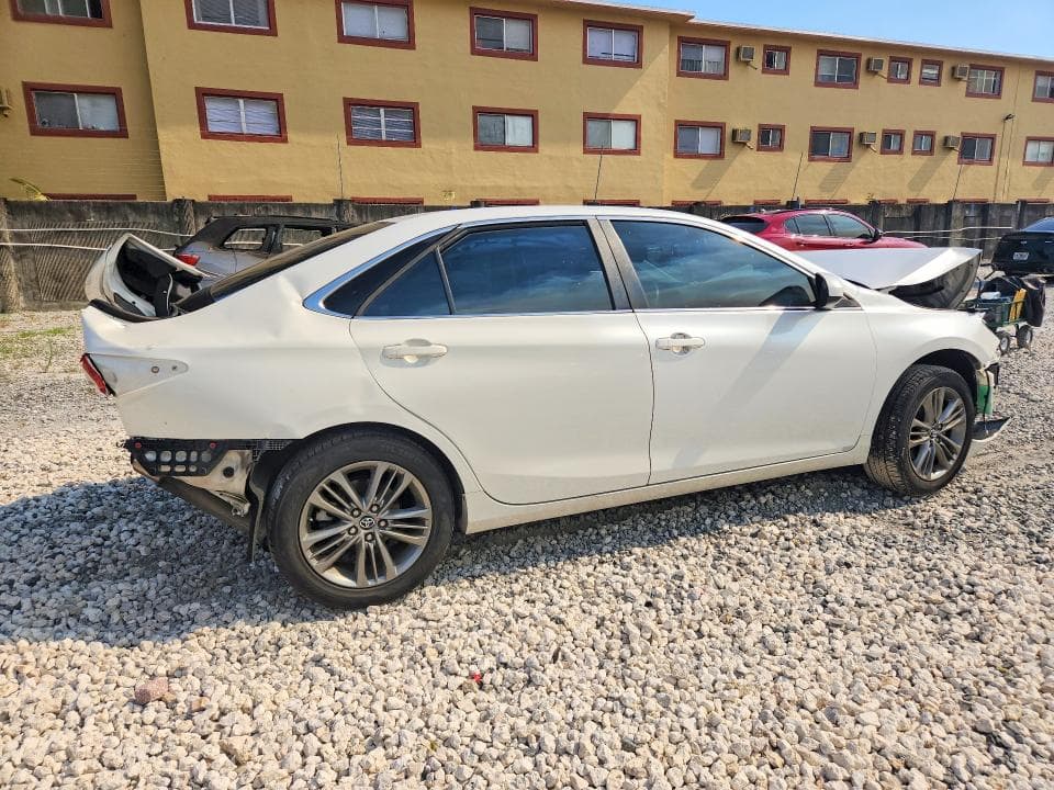 2017 TOYOTA CAMRY SE 3