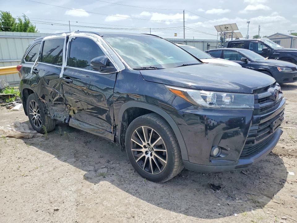 2017 TOYOTA HIGHLANDER SE 4