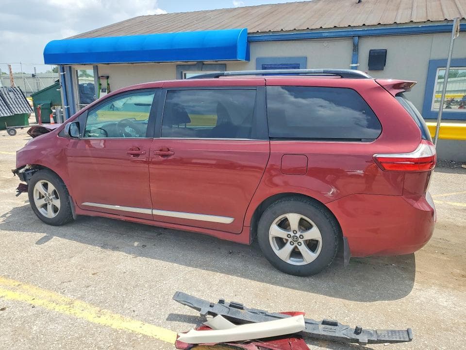 2018 TOYOTA SIENNA LE 2