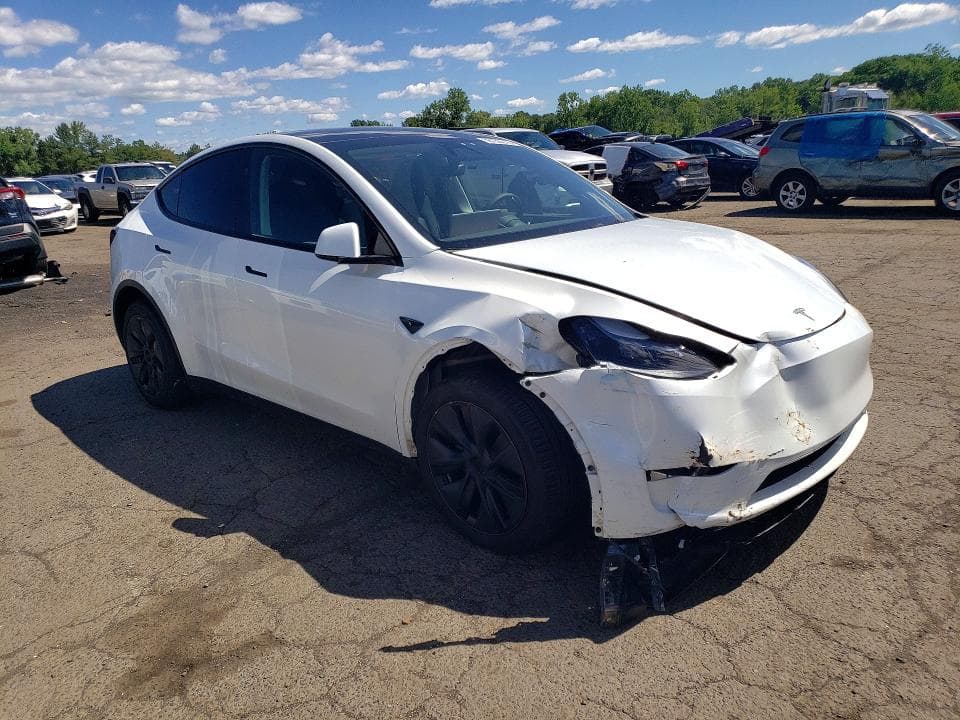 2025 TESLA MODEL Y 4