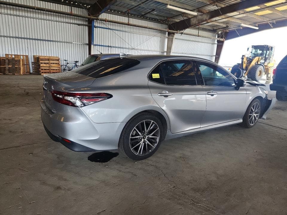 2023 TOYOTA CAMRY XLE 3