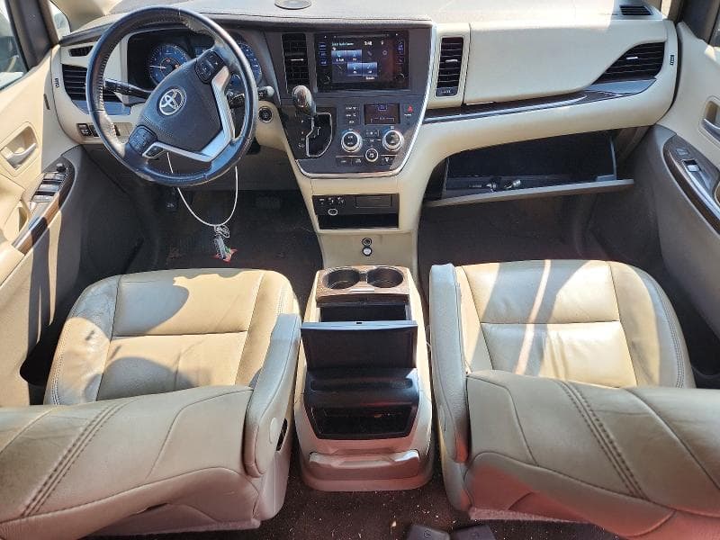 2017 TOYOTA SIENNA 8