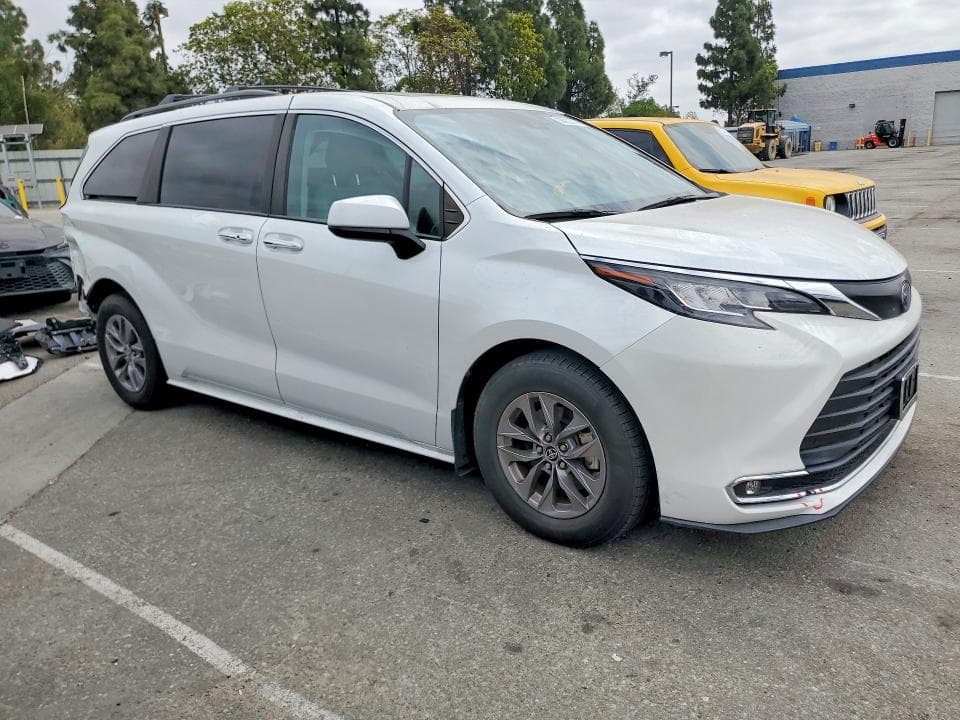 2023 TOYOTA SIENNA XLE 4