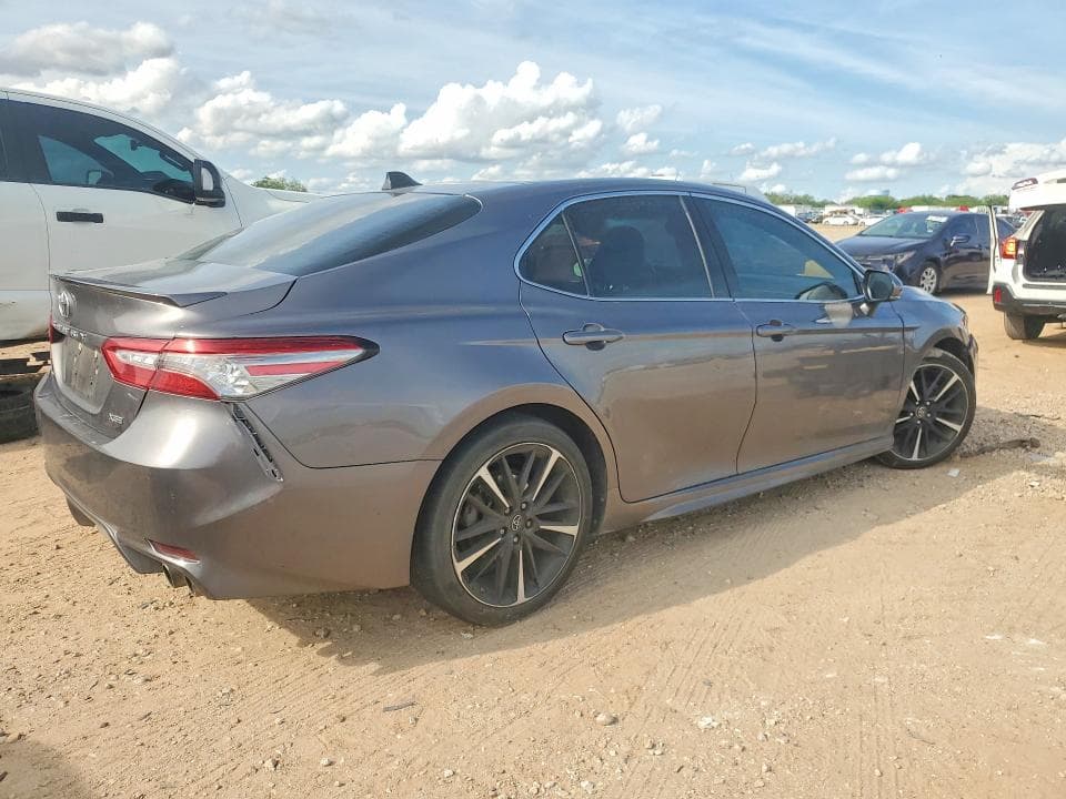 2018 TOYOTA CAMRY XSE 3