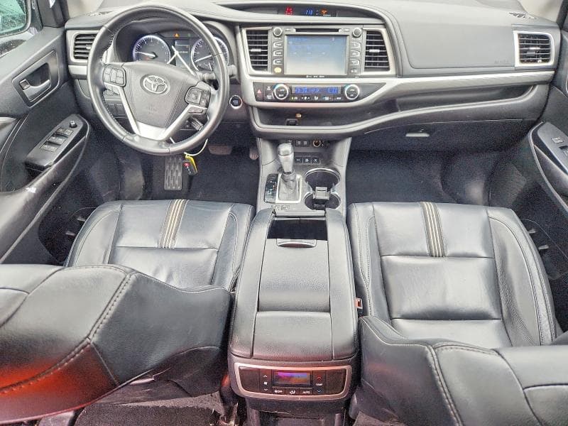 2017 TOYOTA HIGHLANDER SE 8