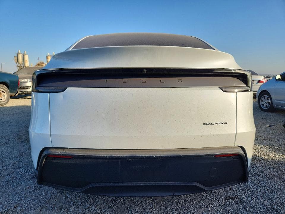 2026 TESLA MODEL Y 6
