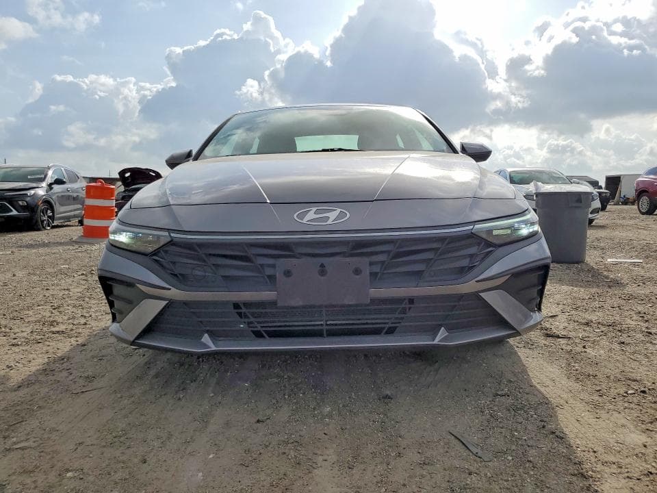 2025 HYUNDAI ELANTRA SE 5