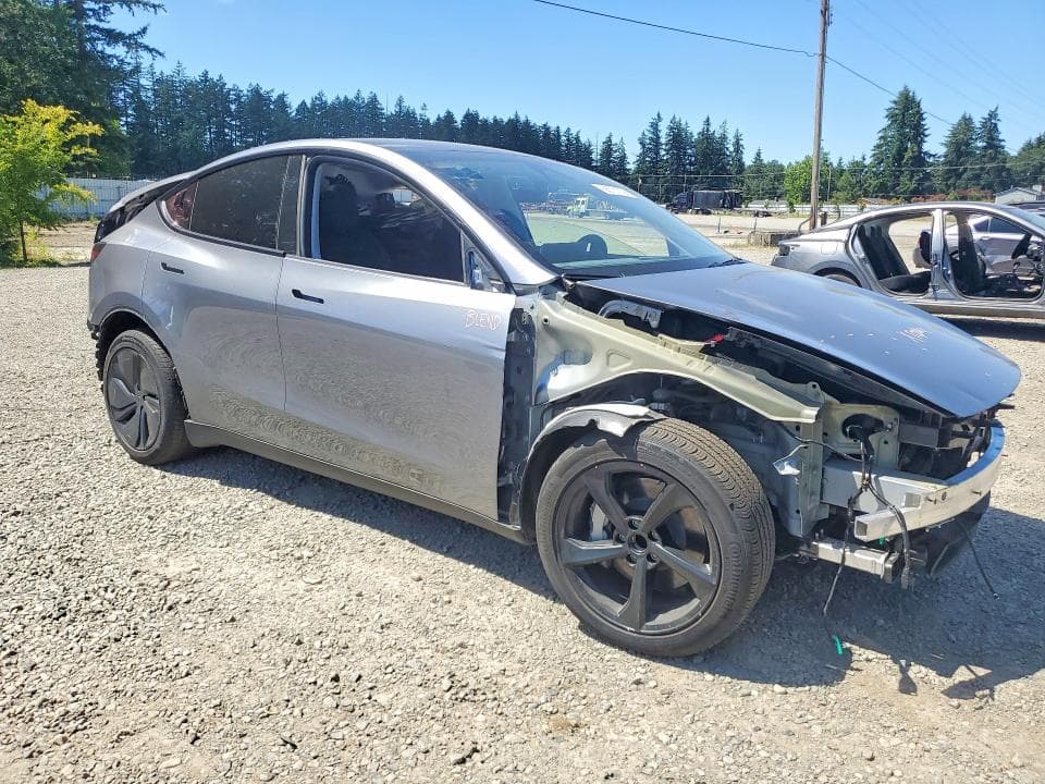 2026 TESLA MODEL Y 4