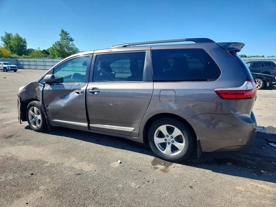 2017 TOYOTA SIENNA LE 2