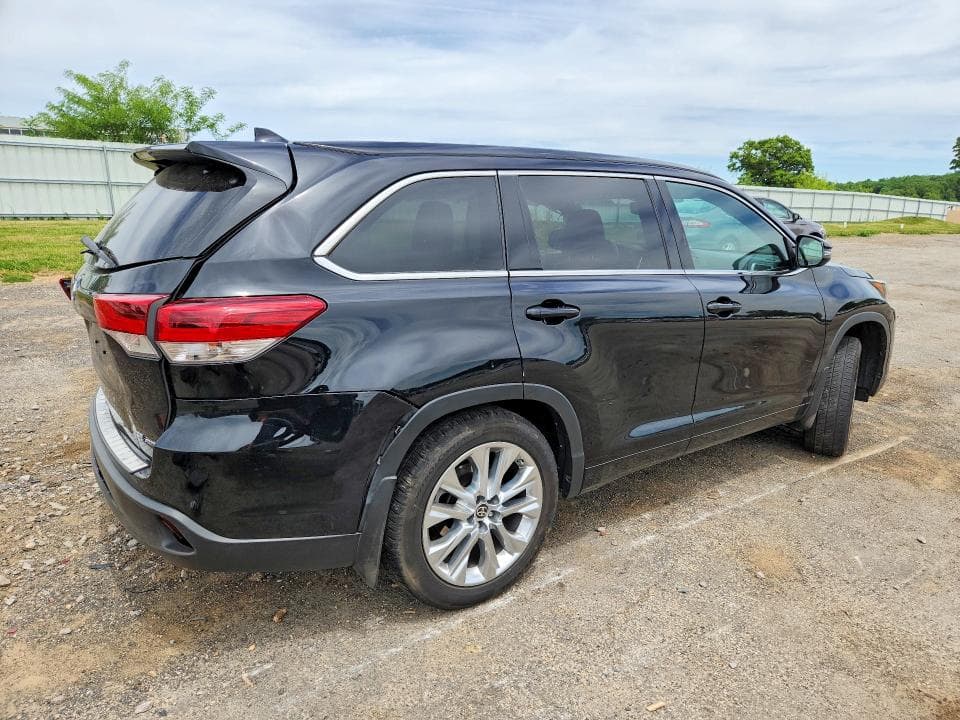 2017 TOYOTA HIGHLANDER SE 3