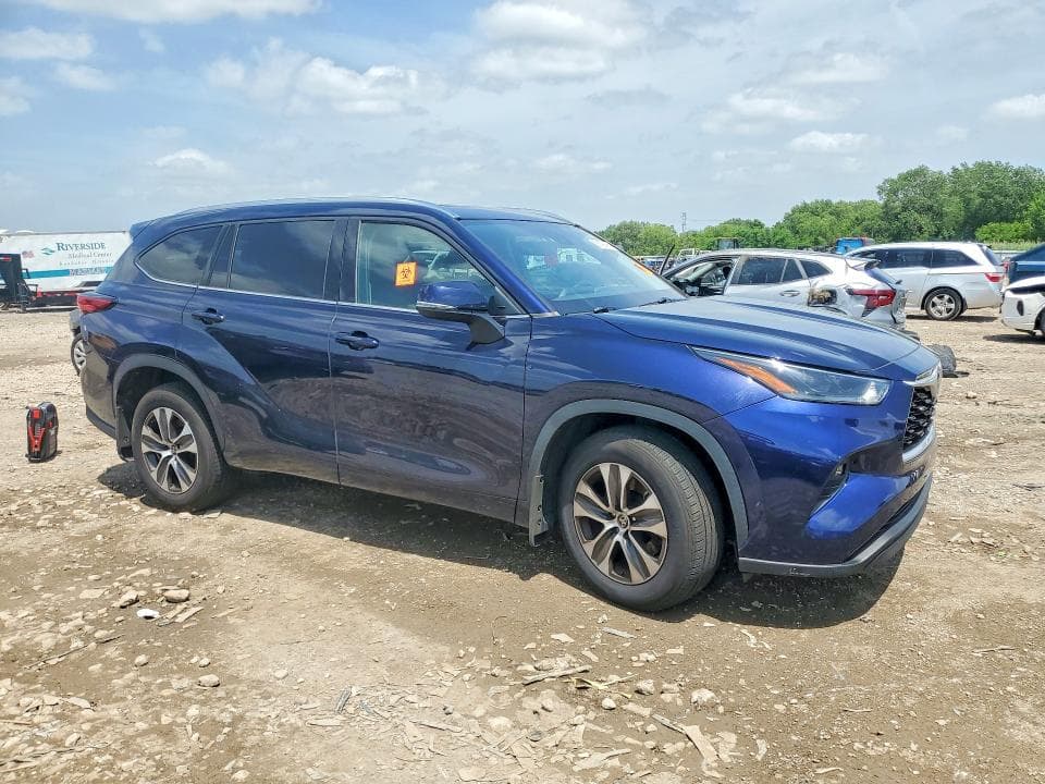 2021 TOYOTA HIGHLANDER XLE 4