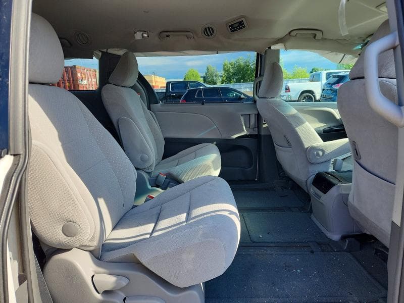 2017 TOYOTA SIENNA LE 11