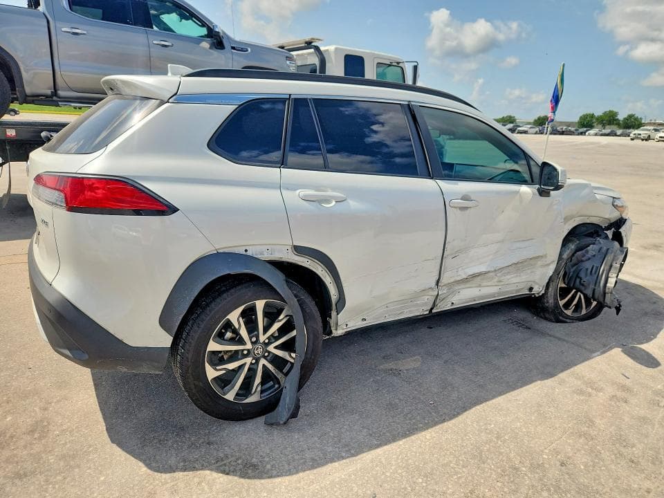2023 TOYOTA COROLLA CROSS XLE 3