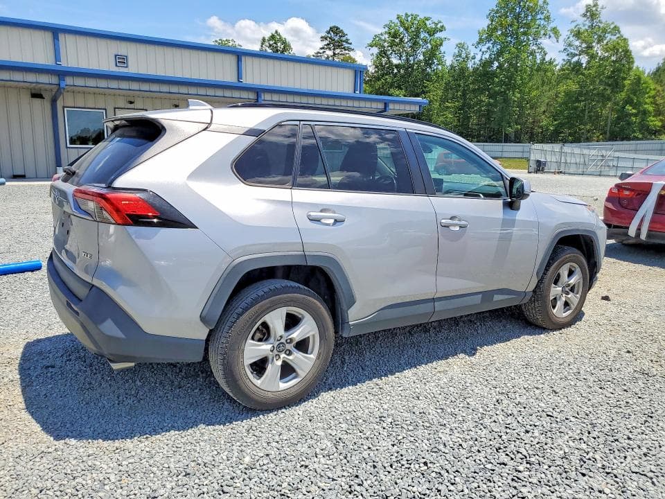 2020 TOYOTA RAV4 XLE 3