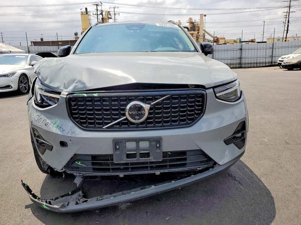 2024 VOLVO XC40 PLUS 5
