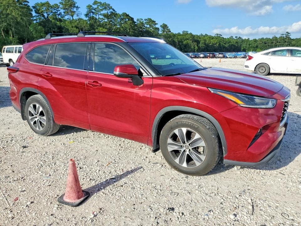 2021 TOYOTA HIGHLANDER XLE 4